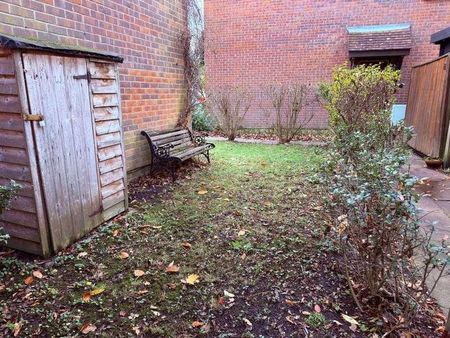 Kingston Upon Thames, Surrey, KT2 - Photo 2