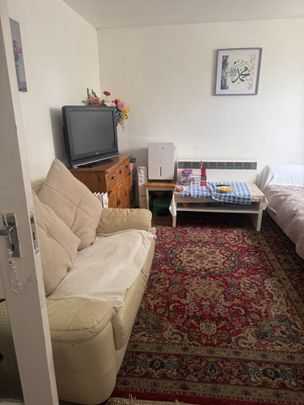 2 Bed Flat, Gaitskell House, E6 - Photo 1