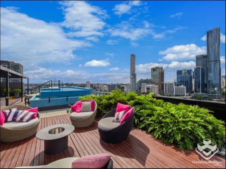 South Brisbanes Best Location - 2 Bedroom Furnished Unit with City & River Views from Living Room & Bedroom - Photo 2