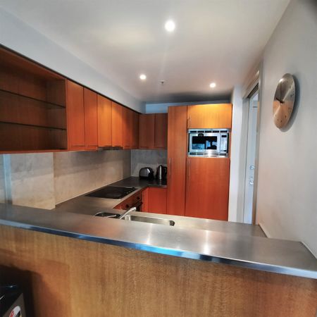 Cosy Viaduct Apartment with Carpark - Photo 2