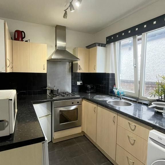 2 bedroom house of multiple occupation to rent - Photo 1
