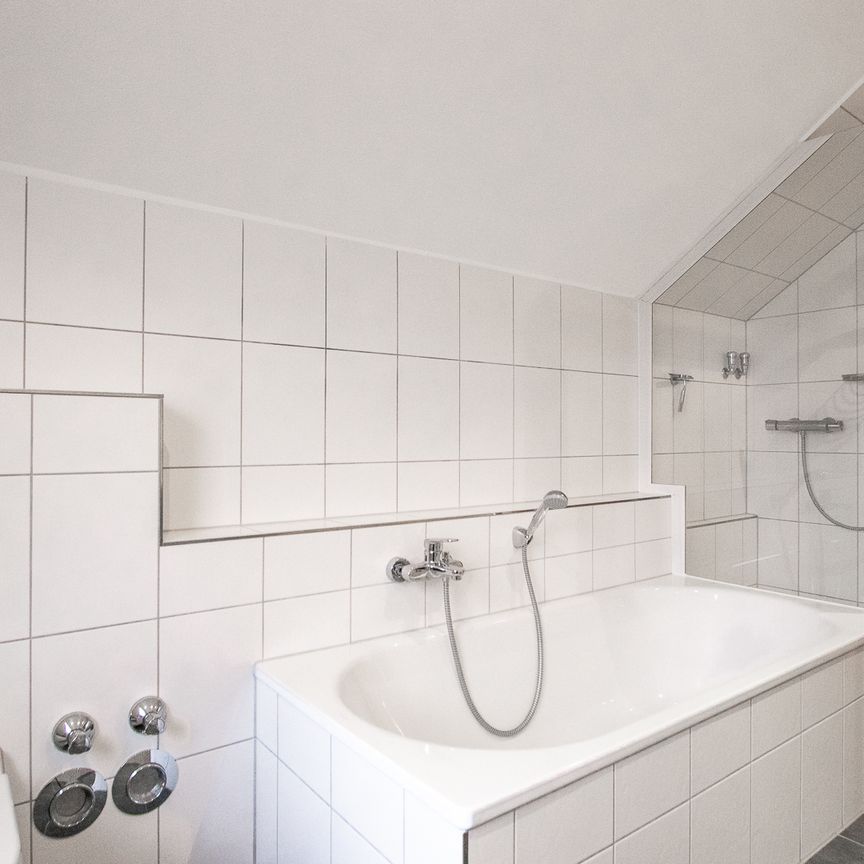 Schicke Dachgeschosswohnung mit Gartennutzung und EBK in toller Hanglage von Bielefeld Stieghorst - Photo 1