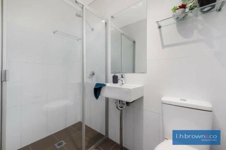 “Modern Studio next to shops and station.” - Photo 5