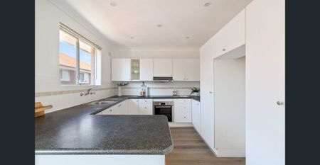 Elegant and Airy Coastal Retreat Steps from Maroubra Beach - Photo 2