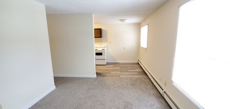 Second Floor 2 Bedroom Apt in Riverside Meadows with Balcony - Photo 4