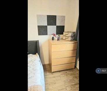 1 bedroom in a flat share to rent - Photo 3