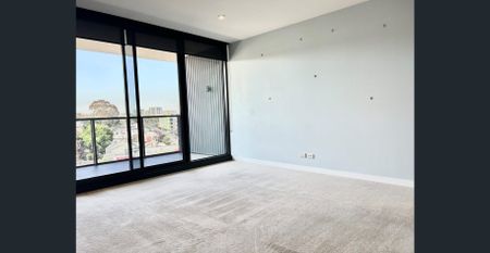 Large 1 bedroom with car park in the heart of Kensington - Photo 3