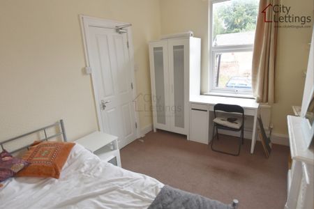 4 Bedroom Mid Terraced House - Photo 2