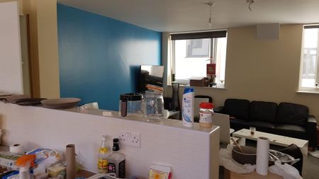 4 bedroom flat to rent - Photo 2