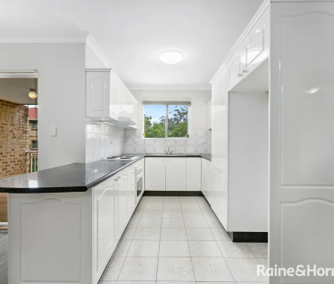 Spacious Living - Photo 3