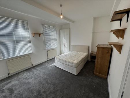 4 bedroom flat to rent - Photo 4