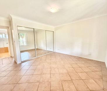 Neat and tidy 3 bedroom home with Split system air conditioning! - Photo 5