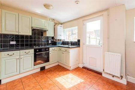 2 bed House - Mid Terrace To Let - Photo 5