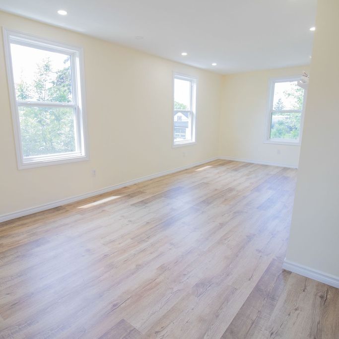 **STUNNING** Beautiful 2 Bedroom Upper Unit in Welland - Photo 1