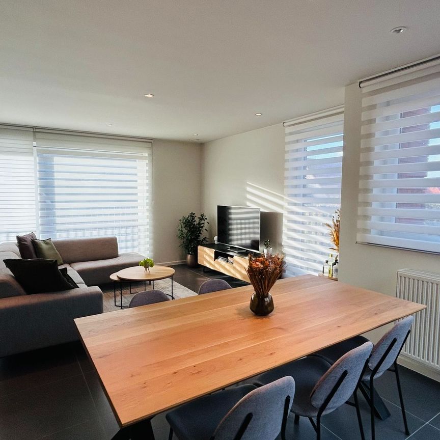 Prachtig en centraal gelegen appartement met 1 slaapkamer, terras en autostaanplaats - Photo 1