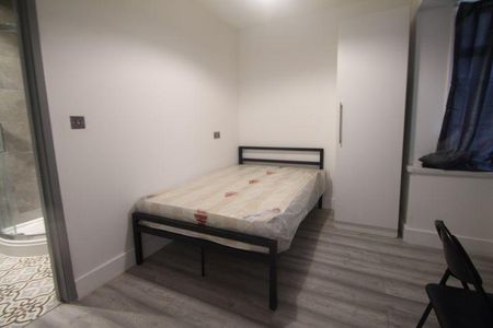 4 bedroom semi-detached house to rent - Photo 5