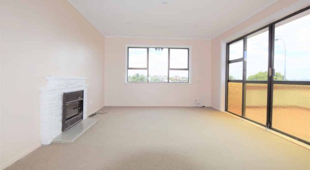 Budget-Friendly Living in Te Atatu South - Photo 1