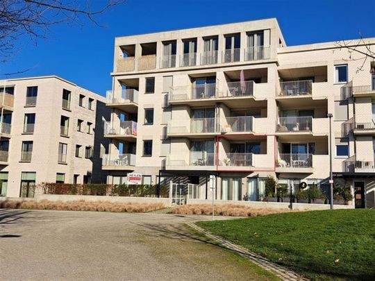 Appartement met 2 slaapkamers, terras en autostaanplaats op gezellige locatie - Photo 1