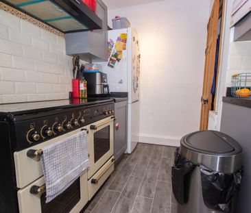 3 bedroom semi-detached house to rent - Photo 6