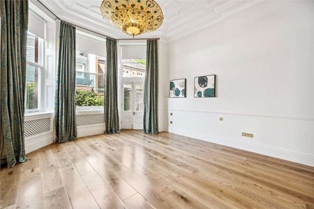 A beautiful newly refurbished raised ground floor flat located on the prestigious Cadogan Square. DOGS WELCOME. - Photo 4