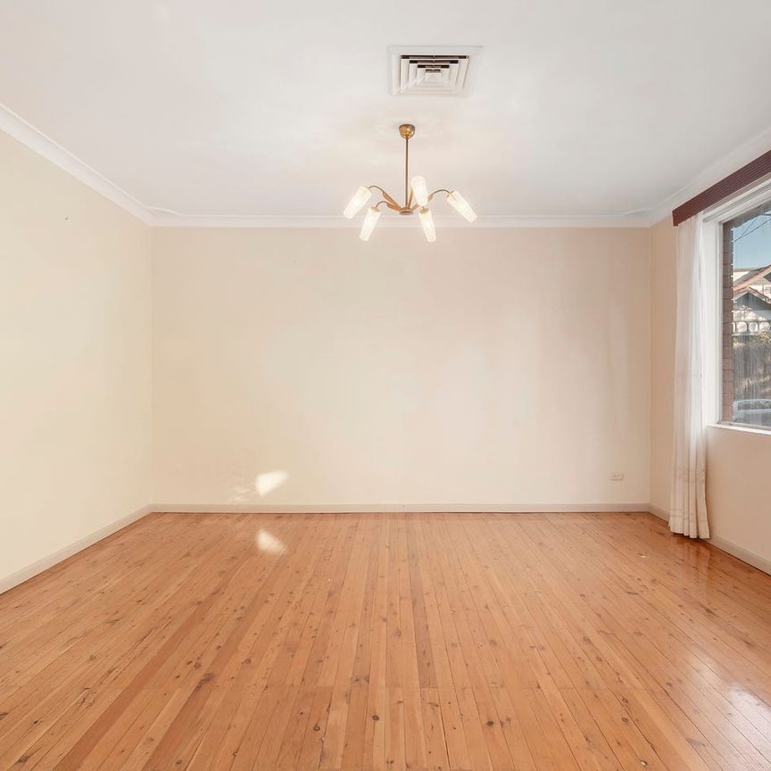 Large 3-Bedroom House with Garage in the Heart of Balmain Village - 3 Month Short Term Lease - Photo 1