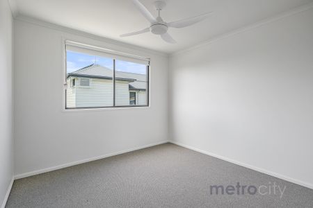 Beautifully Updated Townhouse Moments from Oxford Street!! - Photo 4