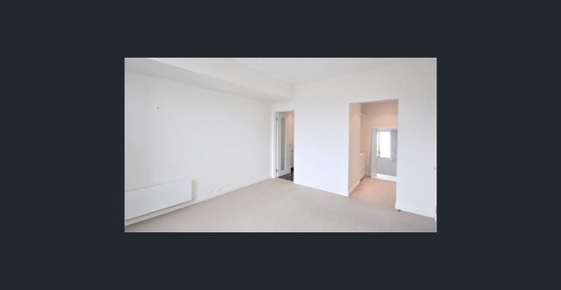 Size Matters - Huge Three Bedroom - Photo 1