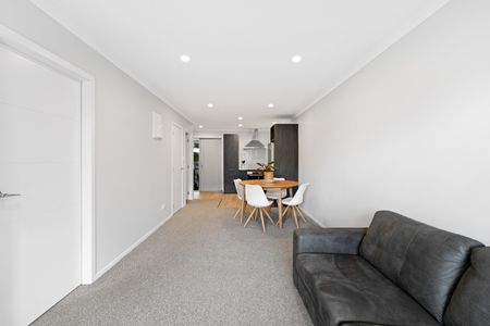 You will love the ease of living in this brand new studio apartment with a communal open-plan kitchen/ dining/ living area. - Photo 4