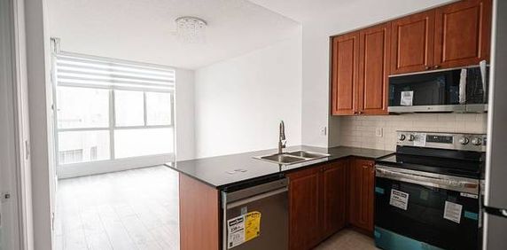 Duke Of York/Burnhamthorpe Beautiful 1Bdrm Modern Open Concept Floor - Photo 2