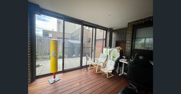 Modern 4-Bedroom Townhouse in Prime Doncaster East Location - Photo 1