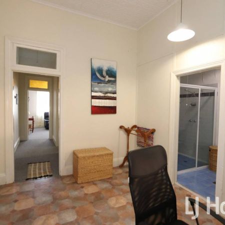 Fully-Furnished Modern Apartment In CBD - Photo 4
