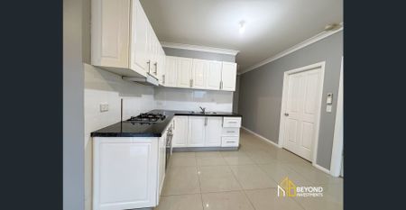 Bright & Spacious 3 Bedroom Villa Walking Distance to All Amenities - Photo 4