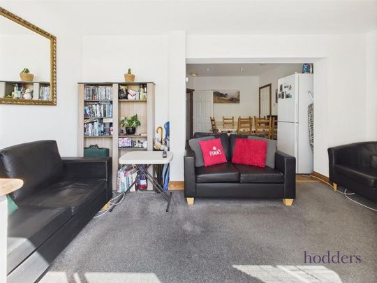 1 bedroom in a house share to rent - Photo 1