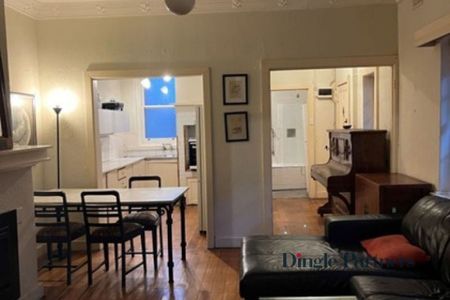 Charming Fully Furnished 1-Bedroom Apartment Moments from Fitzroy Gardens & Cafes - Photo 3