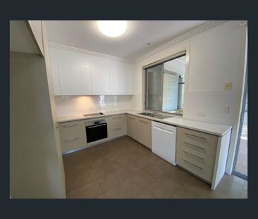 Spacious Townhouse with Ducted Air Conditioning - Photo 6