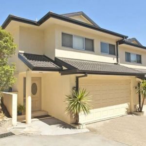 Beautiful Three-Bedroom Townhouse in Quiet Location - Photo 2