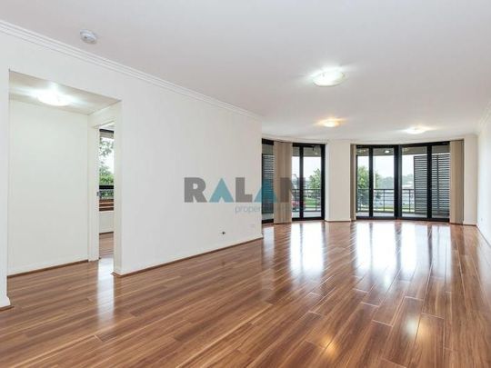 Large 3 Bedroom Apartment - Photo 1