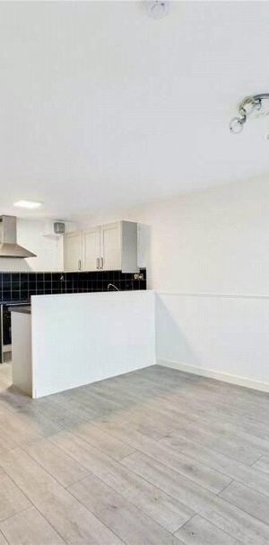 Shellfield Close, Staines-Upon-Thames Shellfield Close, Staines-Upon-Thames - Photo 2