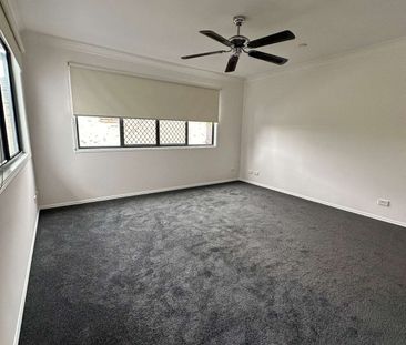 Central Location - 4 bedroom 2.5 bathroom townhouse - Photo 5