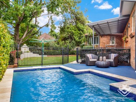 Beautiful Family Living and Entertaining - Photo 2