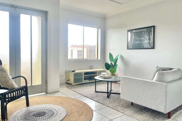 Semi sized art deco apartment in great location - Photo 1