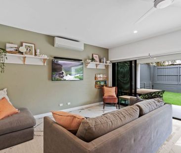 Stunning Contemporary Family Home - - Photo 1