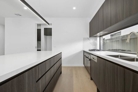 BEAUTIFUL FAMILY TOWNHOUSE IN PRIZED LOCALE! - Photo 4