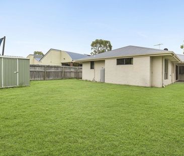 Family Living in Thornlands: Spacious 5-Bedroom Home - Photo 3