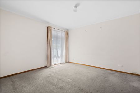 Charming 3-Bedroom Home with Abundant Natural Light in Mill Park - Photo 2