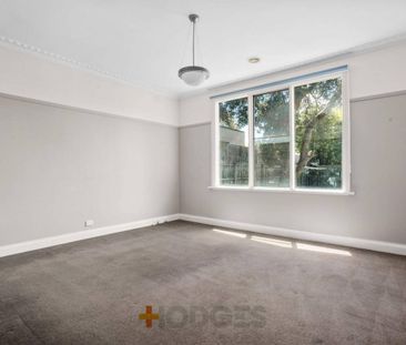 Stylish Californian Looking Into The Sun - Photo 2