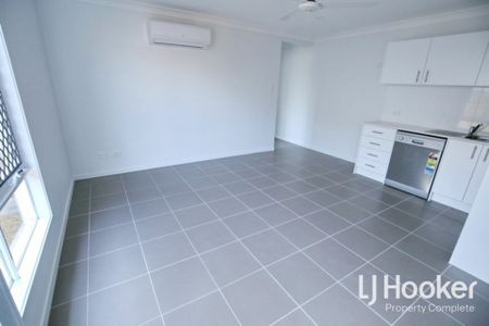 Modern 2 Bedroom Duplex with Air Con in Main Bedroom & Living Area! - Photo 3