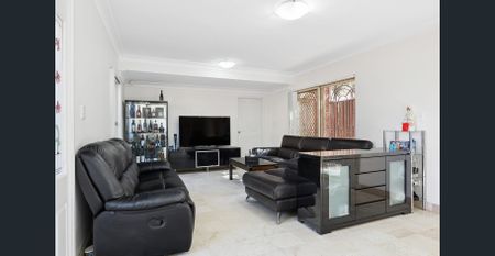 Spacious Three-Bedroom Townhouse with Double Garage and Large Private Courtyard - Photo 2