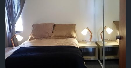 Light, open-plan 2BR apartment with parking on edge of city parkland - Photo 5