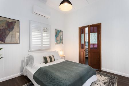 STUNNING CHARACTER HOME + LARGE BLOCK + POOL! $750/wk INC PART WATER + LAWN & POOL MAINTENANCE - Photo 4